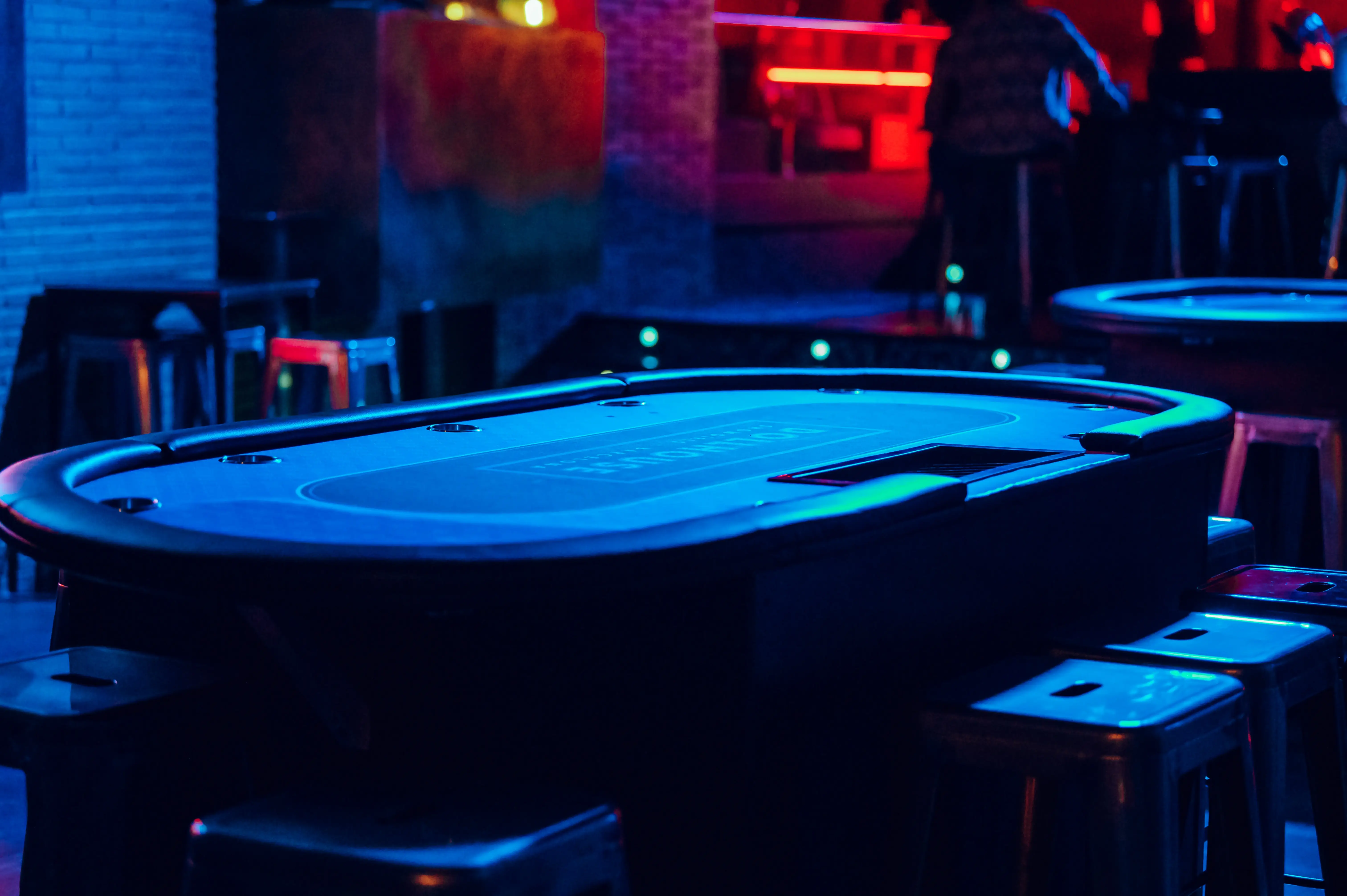 Table de poker dans l'une des meilleures Maisons Closes Barcelone.